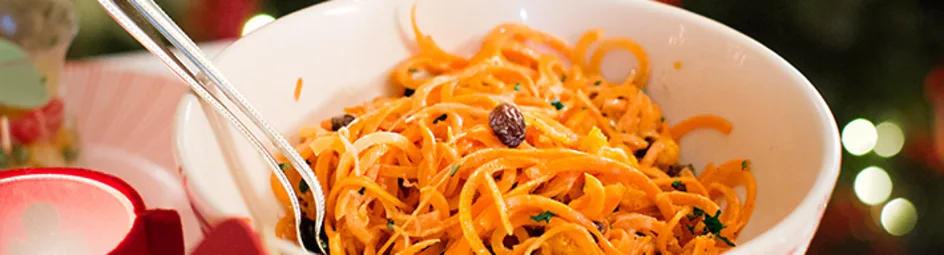 Zoete wortelspaghetti met rozijntjes