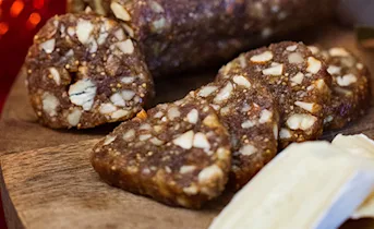 Vijgen-dadelrol met noten