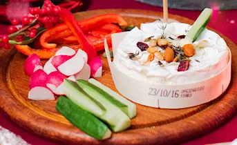 Camembert-fondue met gedroogd fruit en noten