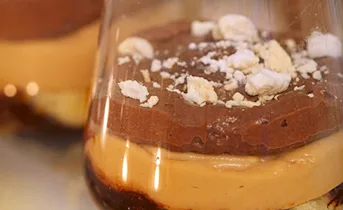 Mini trifle met gezouten karamel-chocolademousse