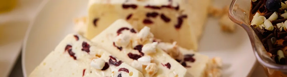 Semifreddo met nougat en cranberry's
