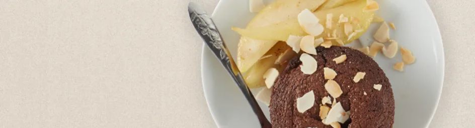 Klassieke chocolademoelleux met gebakken peer