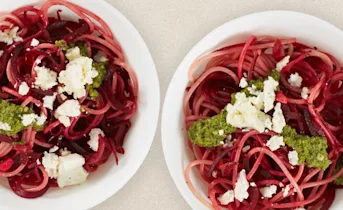 Pittige rode-bietspaghetti met feta