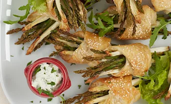 Bladerdeegflapjes met aspergetips en peterseliecrème