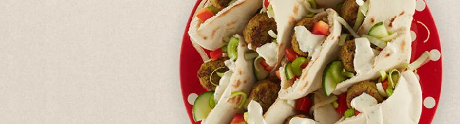 Falafelpita met rauwkost en verse knoflooksaus