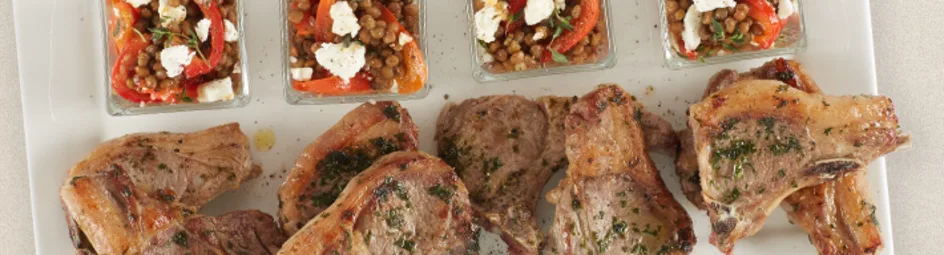 Lamskoteletjes met lauwwarme linzen-paprikasalade