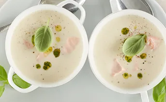Roomsoep met zalm en basilicumolie