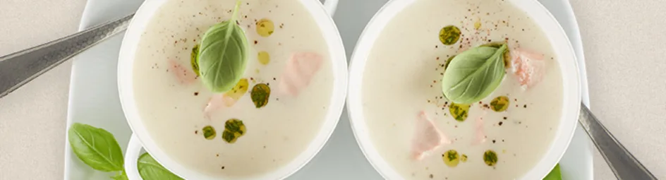 Roomsoep met zalm en basilicumolie