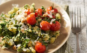 Boerenkoolstamppot met gepofte tomaatjes en pecorino