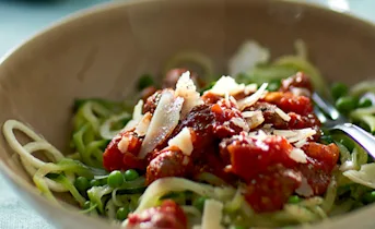 Groene pasta met tomatensaus en gehaktballetjes