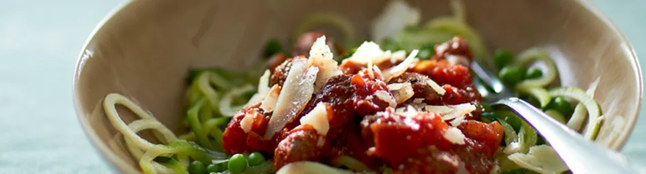 Groene pasta met tomatensaus en gehaktballetjes