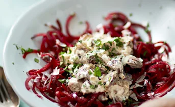 Bietenspaghetti met champignonroomsaus