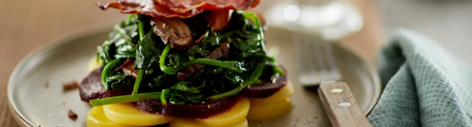 Spinazie-aardappelstapeltjes met krokante bacon