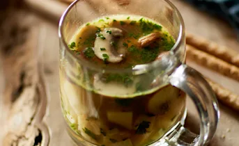 Heldere champignonsoep met knolselderij