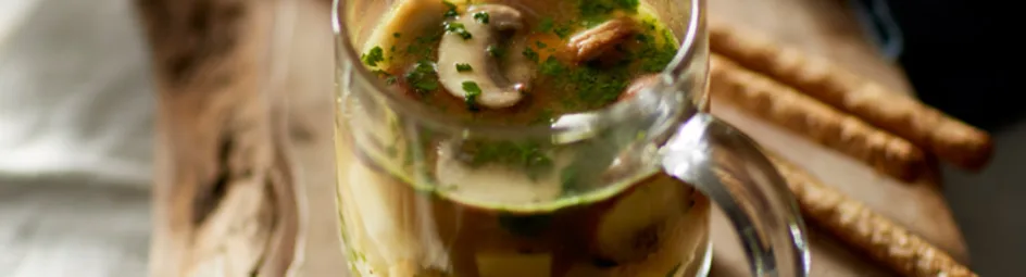 Heldere champignonsoep met knolselderij