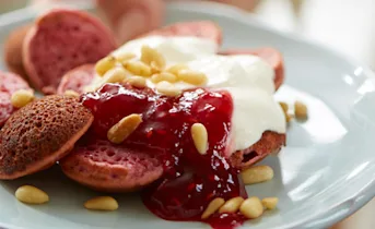 Roze boekweitpoffertjes met frambozenjam en yoghurt