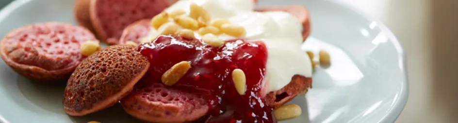 Roze boekweitpoffertjes met frambozenjam en yoghurt