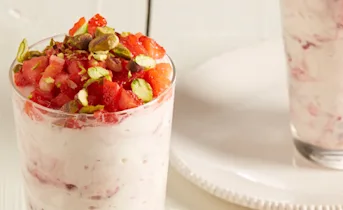 Griekse yoghurt met aardbeien en bramen-rabarberjam