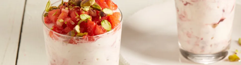 Griekse yoghurt met aardbeien en bramen-rabarberjam