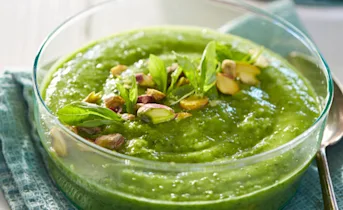 Groene-smoothiebowl met pistachetopping