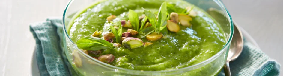 Groene-smoothiebowl met pistachetopping