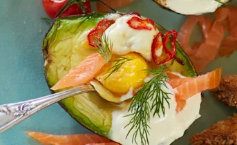 gebakken avocado met ei