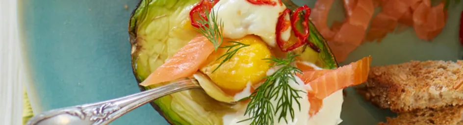 gebakken avocado met ei
