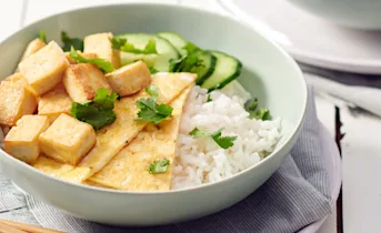 Indonesische nasi uduk, gekruide rijst met kokosmelk en omelet