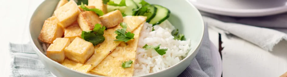 Indonesische nasi uduk, gekruide rijst met kokosmelk en omelet
