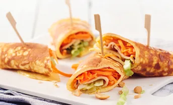 Omeletwrap met kip en wortelspaghetti
