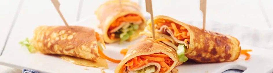 Omeletwrap met kip en wortelspaghetti
