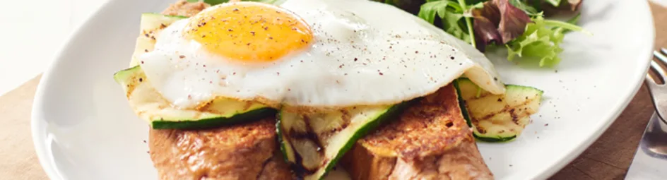 Hartige wentelteefjes met courgette en spiegelei