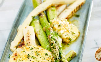 Gegrilde witte en groene asperges