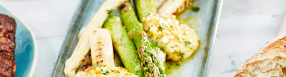 Gegrilde witte en groene asperges
