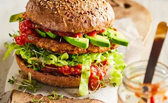 Kikkererwtenburger met avocado