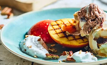 Gegrilde perzik en nectarine met drie chocolade slagroomijs