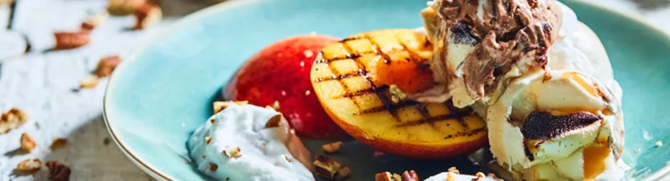 Gegrilde perzik en nectarine met drie chocolade slagroomijs