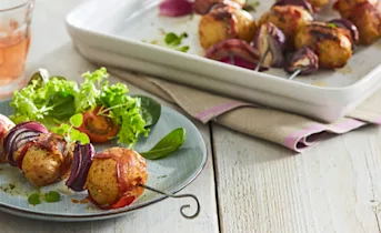 Aardappel-spiesjes met oregano, spek en rode ui