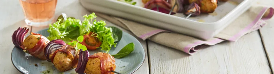 Aardappel-spiesjes met oregano, spek en rode ui