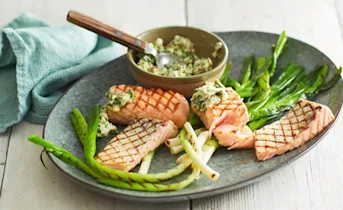 Gegrilde zalm met ansjovis-peterselieboter