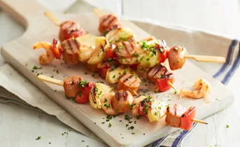 Surf ‘n turf-spies met worst en garnalen
