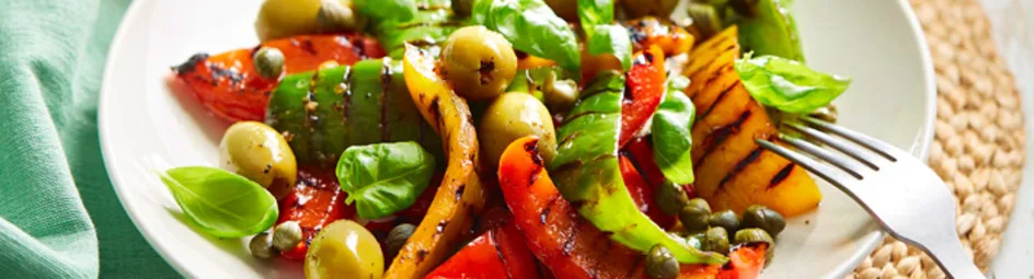 Gegrilde paprikasalade met olijven en kappertjes