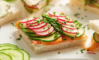 Komkommer-zalmsandwich met roomkaas en radijs