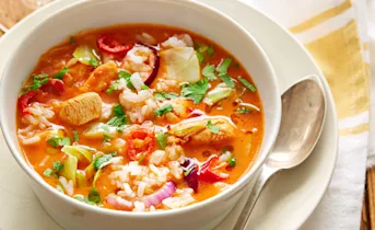 Tomaten-kokossoep met kip, rijst en koriander