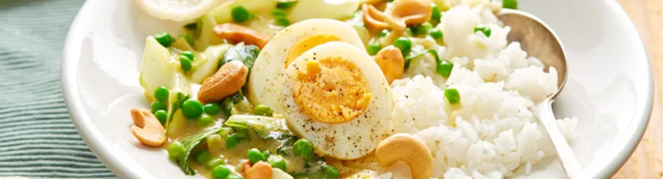 Thaise curry met ei, paksoi, cashewnoten en rijst