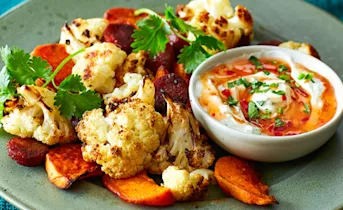 Geroosterde bloemkool met zoete-aardappelwedges