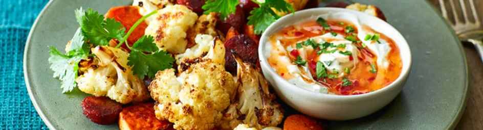 Geroosterde bloemkool met zoete-aardappelwedges