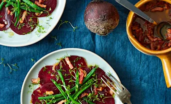 Carpaccio van rode biet met spekjesdressing