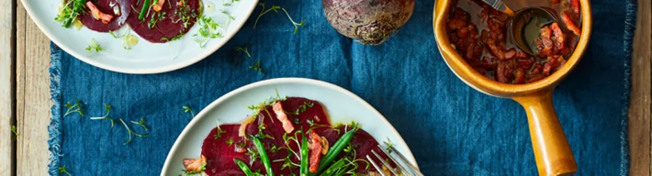 Carpaccio van rode biet met spekjesdressing
