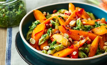Pasta met gebakken peentjes en loofpesto